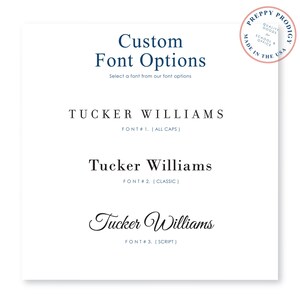 Puede incluir: Una tarjeta blanca con el texto "Custom Font Options" y tres estilos de fuente diferentes para el nombre "Tucker Williams". La tarjeta tambi&eacute;n incluye un peque&ntilde;o logotipo con el texto "Preppy Prodigy" y "Quality Goods for School & Office Made in the USA".