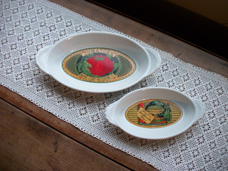 2 MANN Fine China Country Vegetable Advertising Nesting Casserole Dishes ~ Farmhouse Baking Dishes ~ Tomato /& Peas ~ Oven Safe 2 Sizes.