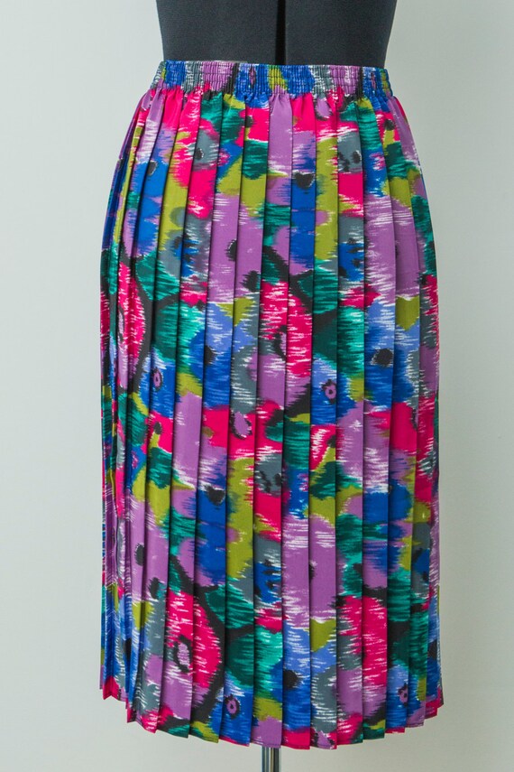 Ladies vintage pleated long skirt. Bright multi-co