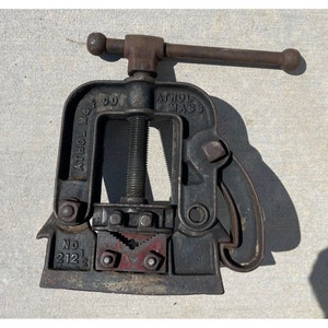 Antique Athol Pipe Vise Model 212 and one half , USA Very Rare