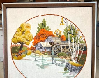 Vintage Crewel Barn & Wagon Wheel 3D haftowane 1982 podpisane 17x17" oprawiona sztuka kolekcjonerska dekoracja domu
