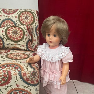 Boneca Vtg grande de 29 polegadas, olhos sonolentos, cabelo enraizado, rosto vibrante, vestido rosa com Bloomers, boneca colecionável