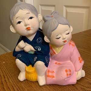 Ragazzo e ragazza giapponese vintage seduti fianco a fianco Figura progettata per Jay Imports Figurine da collezione