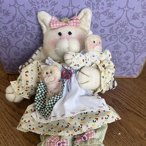 Vtg 11&quot; Tall Felt & Fabric Stuffed Mama Cat with Babies Stuffed Decorative Toy Collectible Cats