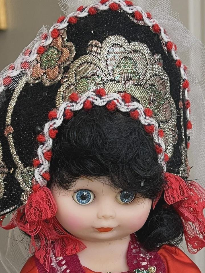 ヴィンテージ ロシア 13インチ 眠そうな目 黒髪青目の伝統的な人形