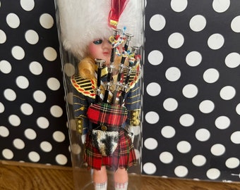 Poupée écossaise vintage des années 1950 ~ Cornemuse ~ Sleepy Eye 20,24 cm (8 po.) cylindre en plastique plastique Plaid poupées de collection