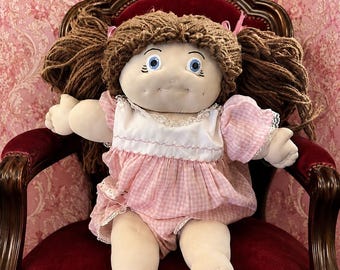 VTG handgemachtes Nylontuch 19 "große braune Garn-Haar-Stoffpuppe rosa karierte Outfit Sammlerpuppe