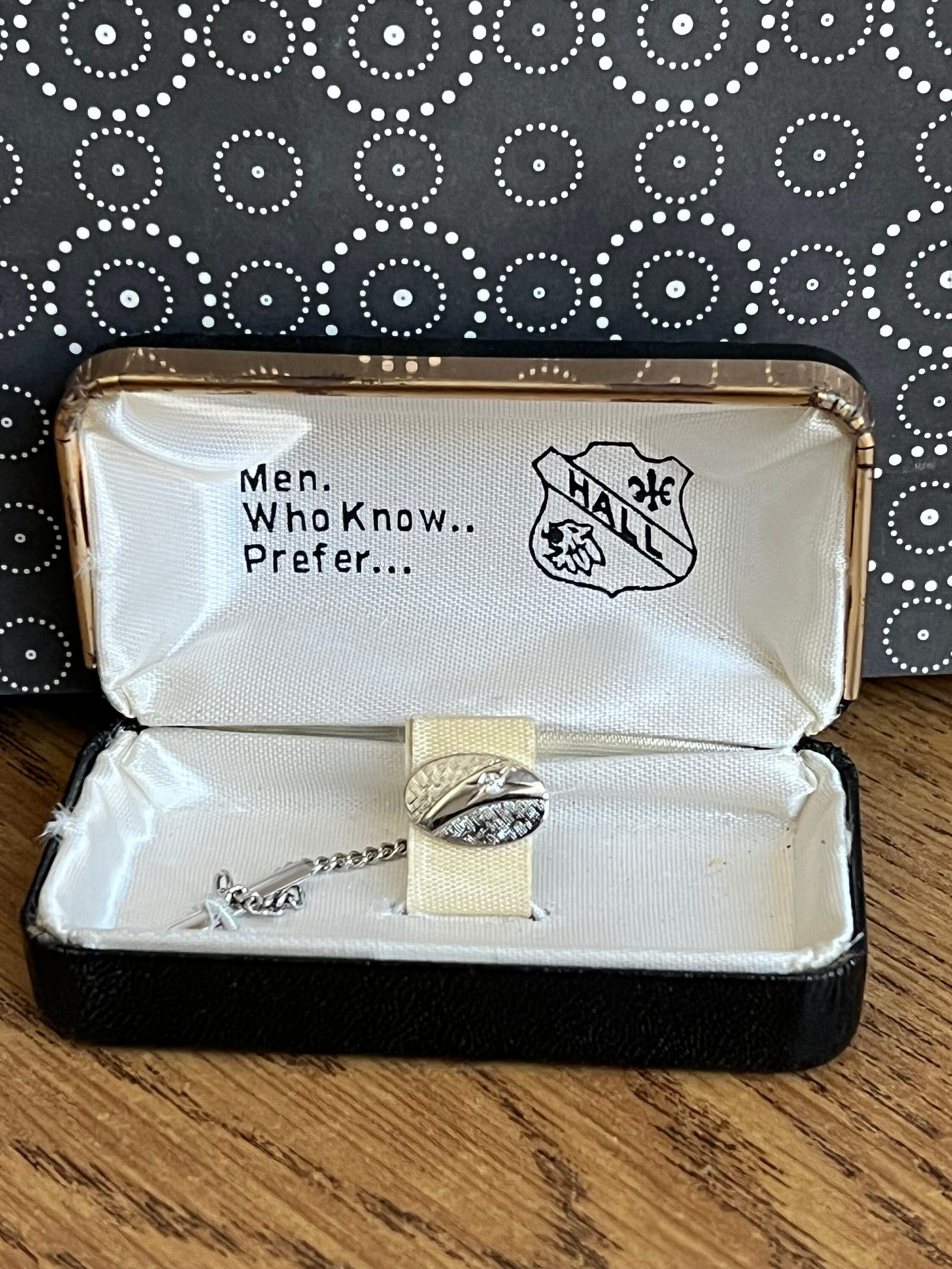 Fermoir à cravate vintage en métal argenté de forme ovale avec faux diamant Hall pour homme - France