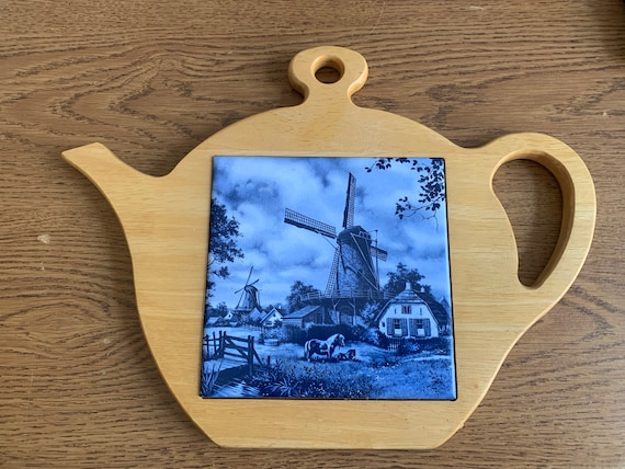 Vintage Teekanne geformt Trivet von Ter Steege blau & weiß Windmühle handgefertigt Holland