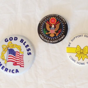 Vintage 1990&#39;s Lot of (3) Operation Desert Storm button pinbacks collectible
