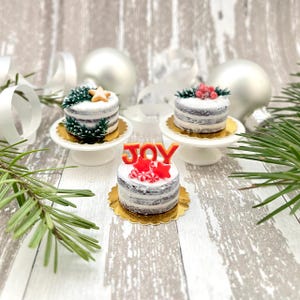 Miniature Christmas cakes in 1-inch scale