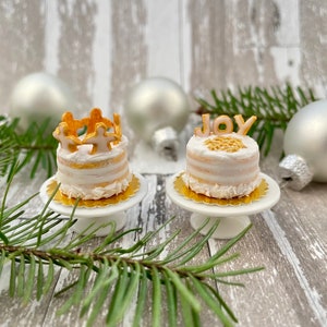 Miniature Christmas cakes in 1-inch scale