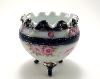 Antike Noritake Kobaltblaue und weiße dreibeinige Rosenschale / Blumenvase mit rosa handgemalten Rosen 1911 Nippon Mark aus Porzellan