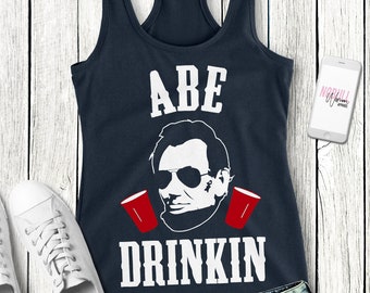 Regata ABE DRINKIN 4 de julho – Azul marinho com estampa branca e vermelha, Camisa de 4 de julho, Patriótica, Bebida