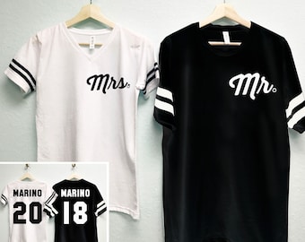 MRS Camisa de novia + MR Camisetas de novio POCKET Print Names & Numbers Set, Parejas Camisas de luna de miel, Camisas de novia y novio, conjunto de camisas de mr y mrs