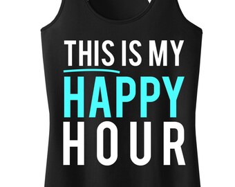Może przedstawiać: Czarny top na ramiączkach z białym napisem "This is my happy hour", przy czym słowo "happy" jest turkusowe.