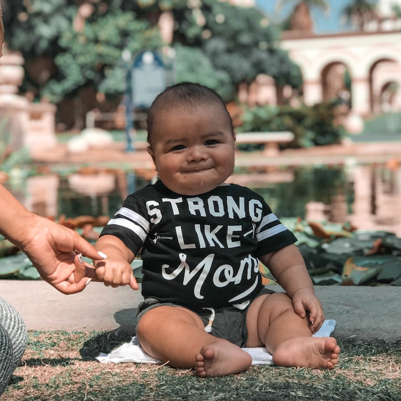 FUERTE COMO MOM Baby Boy Jumpsuit, Camisas de bebé, camisas a juego de mamá y bebé, camisas de niño, niño, niño mamá, monos de niño, mamá e hijo imagen 1