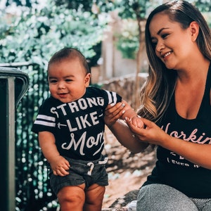 FUERTE COMO MOM Baby Boy Jumpsuit, Camisas de bebé, camisas a juego de mamá y bebé, camisas de niño, niño, niño mamá, monos de niño, mamá e hijo imagen 2