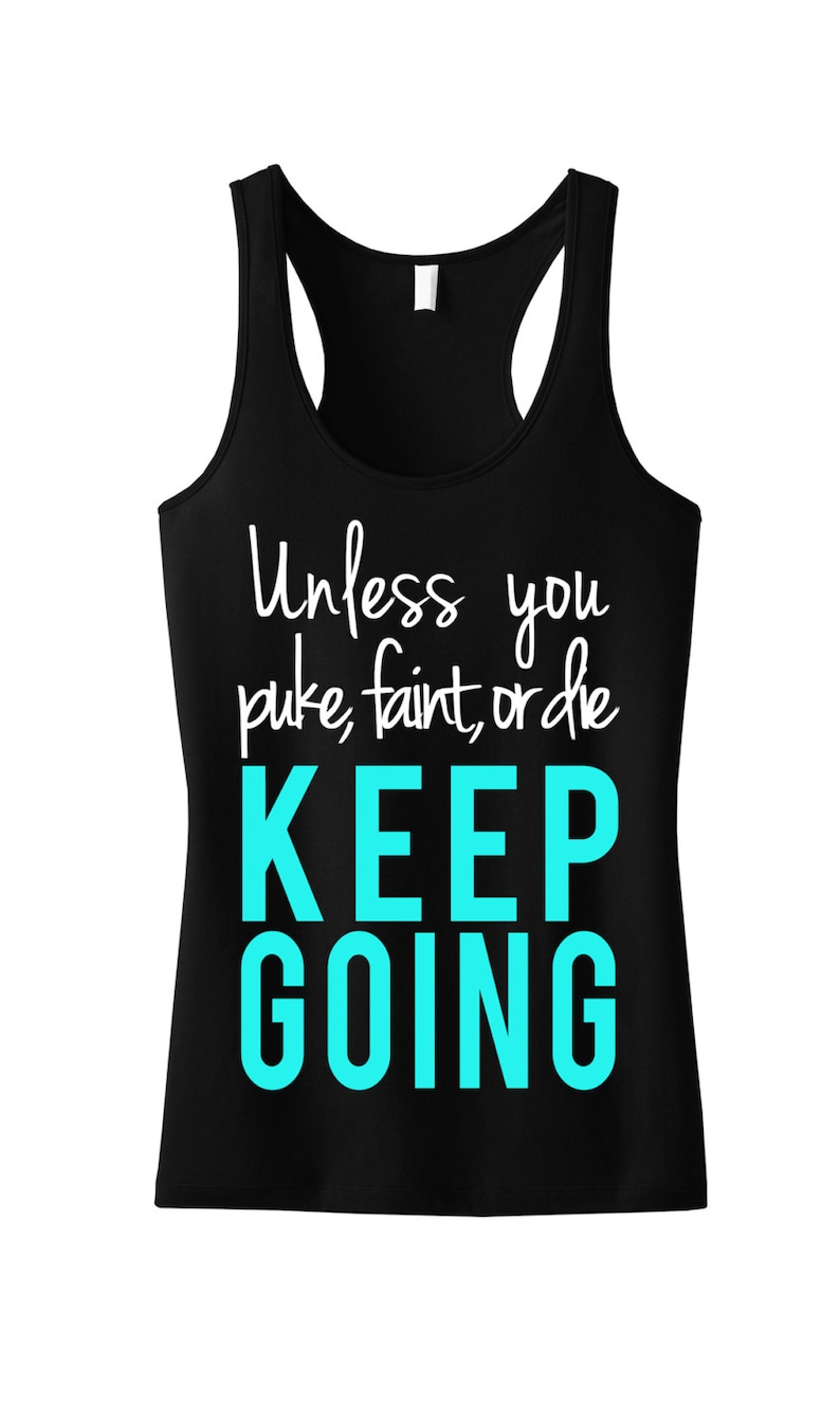 以下が含まれることがあります： 白とターコイズ色の「Unless you puke, faint, or die KEEP GOING」の文字が入った黒いレーサーバックタンクトップ。ノースリーブのスポーツシャツです。