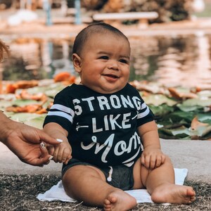 FUERTE COMO MOM Baby Boy Jumpsuit, Camisas de bebé, camisas a juego de mamá y bebé, camisas de niño, niño, niño mamá, monos de niño, mamá e hijo imagen 3