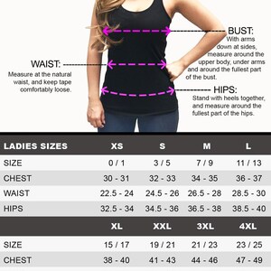 Pu&ograve; includere: Una tabella di taglie per abbigliamento femminile con misure per busto, vita e fianchi in pollici. La tabella include le taglie XS, S, M, L, XL, XXL, 3XL e 4XL.