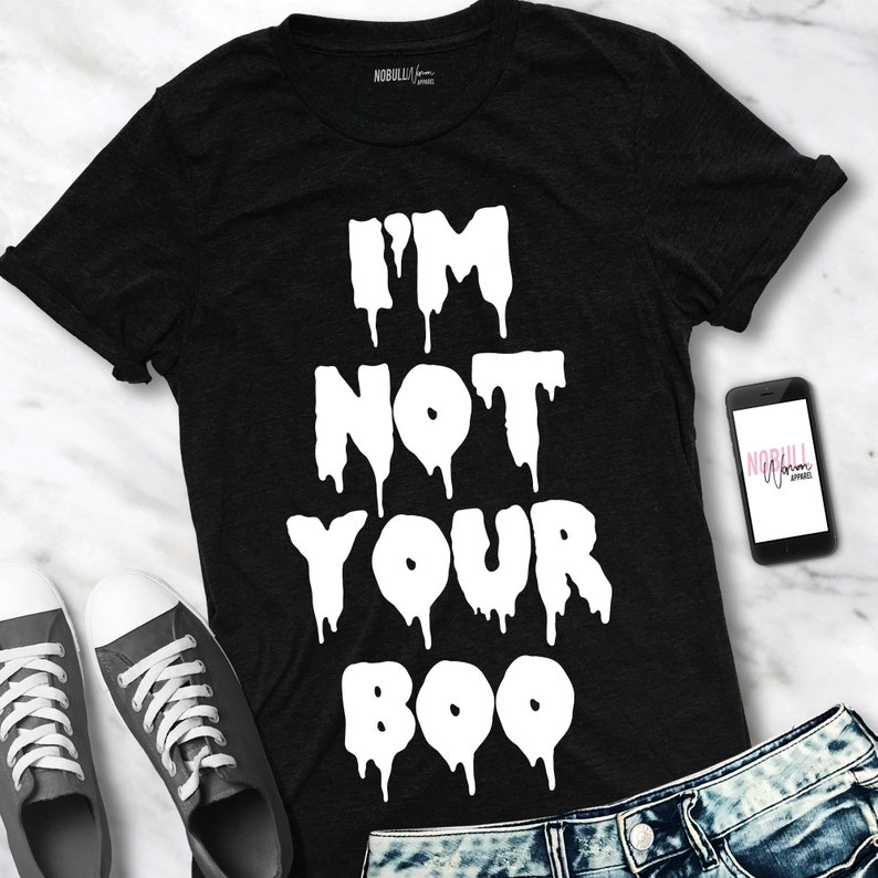 Puede incluir: Camiseta negra con texto blanco que gotea que dice "No soy tu boo".