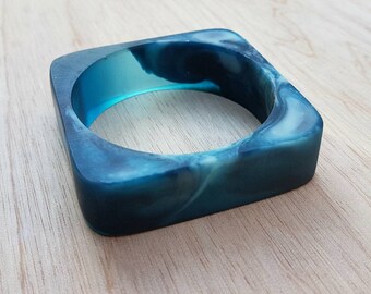 Free shipping within Australia! Free shipping within Australia! Marbled navy blue and white resin bangle