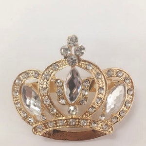 Broche grande de corona de diamantes de imitación dorados de 47 mm x 55 mm. Uso para ramo de boda, faja nupcial, adorno, recuerdo de boda o aplique.