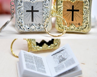 12 Mini Bibel Keychain Englisch Spanisch Gold Silber Heilige Bibel Religiöse Favor / Taufe Favor / Erstkommunionen / Taufe / Hochzeit Dusche