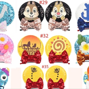 Puede incluir: Una colecci&oacute;n de pinzas para el cabello decorativas con varios dise&ntilde;os. Estos incluyen el zapato de cristal de Cenicienta, Chip y Chop, un ancla, un tim&oacute;n, una mariposa, flores, una escena de El Rey Le&oacute;n, un sol, abejas y personajes de Bluey. Cada pinza tiene una base de lentejuelas y un lazo.