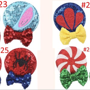 Puede incluir: Cuatro pares de accesorios para el cabello con lentejuelas. Un par presenta orejas azules con detalles en rosa y un lazo rojo. Otro par tiene detalles en rojo y azul con un lazo amarillo. El tercer par tiene una cara roja con un dise&ntilde;o de ara&ntilde;a y un lazo azul. El &uacute;ltimo par tiene rayas rojas y blancas con un lazo verde.