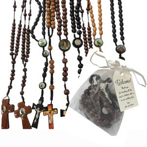 12 x Mischholzgroßhandelsrosenkranz aus Holz mit Geschenksäckchen Halskette für die Taufe, Gedenkstätte religiöse Gunst, Mystery Grab Bag, Räumungs Rosenkränze
