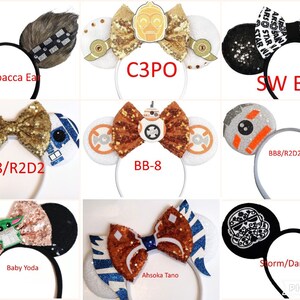 Pode incluir: Uma cole&ccedil;&atilde;o de nove tiaras com tema de Star Wars apresentando v&aacute;rios designs de personagens, incluindo Chewbacca, C3PO, BB-8, R2-D2, Baby Yoda, Ahsoka Tano, Stormtrooper e Darth Vader, decoradas com la&ccedil;os, lantejoulas e padr&otilde;es espec&iacute;ficos.