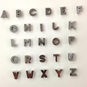 52 peças de letras lisas de metal prateado alfabeto letras em inglês ou escolha seus próprios amuletos de letras - Serve para pulseiras/chaveiros/pulseiras deslizantes de 8 mm