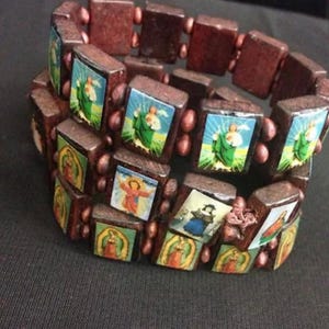 Juego de 3 pulseras elásticas de madera de la Virgen de Guadalupe católica, San Judas Tadeo, para bautizo, conmemoración y recuerdo religioso.