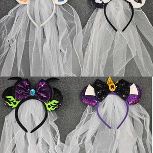 Pode incluir: Quatro tiaras com v&eacute;us brancos anexados. A superior esquerda tem orelhas de BB-8 e R2-D2 com um la&ccedil;o dourado. A superior direita tem orelhas de Stormtrooper e Darth Vader com um la&ccedil;o branco. A inferior esquerda tem um la&ccedil;o de lantejoulas roxo e orelhas com chamas verdes. A inferior direita tem um la&ccedil;o preto e orelhas roxas.