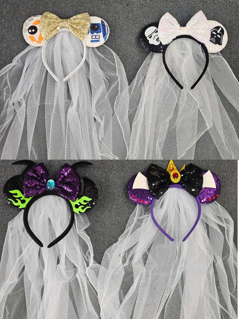 Pode incluir: Quatro tiaras com v&eacute;us brancos anexados. A superior esquerda tem orelhas de BB-8 e R2-D2 com um la&ccedil;o dourado. A superior direita tem orelhas de Stormtrooper e Darth Vader com um la&ccedil;o branco. A inferior esquerda tem um la&ccedil;o de lantejoulas roxo e orelhas com chamas verdes. A inferior direita tem um la&ccedil;o preto e orelhas roxas.