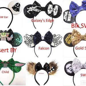 Pode incluir: Uma cole&ccedil;&atilde;o de nove tiaras com v&aacute;rios designs tem&aacute;ticos de Star Wars, incluindo orelhas com lantejoulas, aplica&ccedil;&otilde;es de personagens como Grogu e Darth Vader, e la&ccedil;os. Cada tiara exibe cores, texturas e imagens ic&oacute;nicas &uacute;nicas da franquia.
