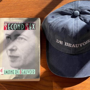 Simone de Beauvoir - Chapéu dos Livros da Womb House