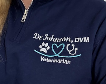 Sweat-shirt vétérinaire avec fermeture éclair quart, cadeau personnalisé pour vétérinaire, technicien vétérinaire, cadeau de remise des diplômes LVT ou DVM, chien, patte de chat tenue de bureau vétérinaire