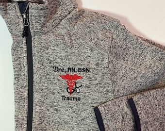 Regalo para enfermera, asistente médico, doctor / Chaqueta médica personalizada / Sudadera con cremallera completa para mujer con bolsillos / Regalo de graduación para enfermera