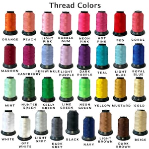 Pode incluir: Um gr&aacute;fico de cores de carret&eacute;is de linha de bordar, cada um rotulado com um nome de cor. Os carret&eacute;is s&atilde;o dispostos em fileiras, mostrando uma ampla gama de tons, incluindo laranja, rosa, vermelho, verde, azul, amarelo e tons neutros. O texto "Thread Colors" est&aacute; no topo.