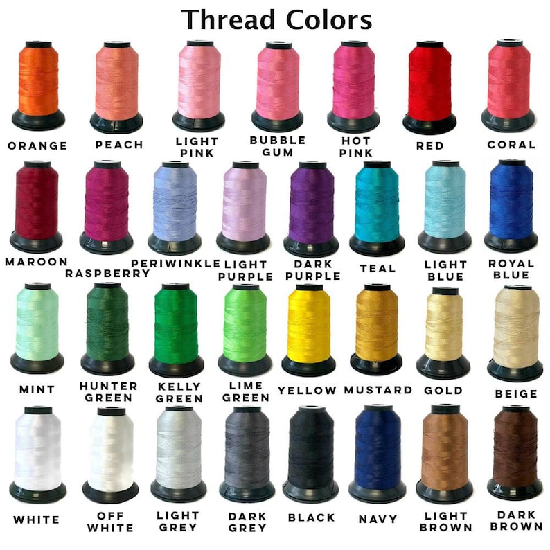 K&ouml;nnte beinhalten: Eine Farbkarte mit Garnrollen in verschiedenen Farben, darunter Orange, Pfirsich, Hellrosa, Kaugummi, Pink, Rot, Koralle, Weinrot, Himbeere, Periwinkle, Helllila, Dunkellila, T&uuml;rkis, Hellblau, K&ouml;nigsblau, Minze, J&auml;gergr&uuml;n, Kellygr&uuml;n, Limettengr&uuml;n, Gelb, Senf, Gold, Beige, Wei&szlig;, Cremewei&szlig;, Hellgrau, Dunkelgrau, Schwarz, Marineblau, Hellbraun und Dunkelbraun.