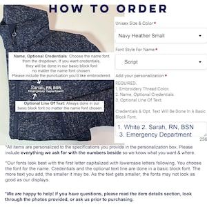 K&ouml;nnte beinhalten: Marinefarbene Unisex-Jacke in der Gr&ouml;&szlig;e Small mit einer Schriftart-Option f&uuml;r den Namen. Das Bild zeigt die Personalisierungsoptionen, einschlie&szlig;lich Stickgarnfarbe, Name, Anmeldeinformationen und optionalem Text. Der Text auf der Jacke lautet "Sarah, RN, BSN, Emergency Department."