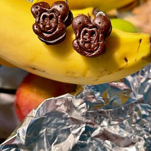 Orecchini a forma di sandwich gelato ispirati a Topolino