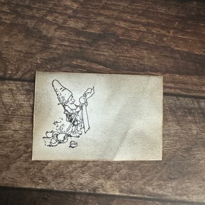 Kleiner Wichtel mit Rezept Stempel * Wichtelküche Serie - unmontiertes Stempelgummi oder auf Haftschaum (230404)