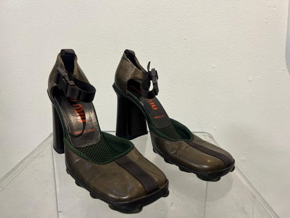 靴 Miu Miu Strap Leather Heels Miu Miu Black Cracle Shine Leather Studded Strappy High-Heel