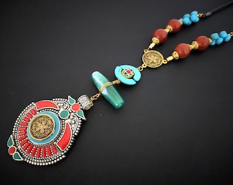 Long collier de déclaration Boho, collier de perles de corail chunky et turquoise, collier de perles de pierres précieuses tibétaines tribales ethniques audacieuses et longues
