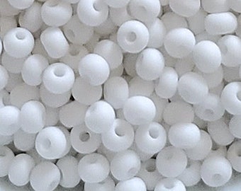 Matwitte Tsjechische rocailles 6/0: e-kralen van preciosaglas (4 mm)
