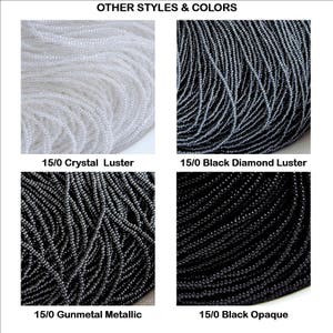 Op de afbeelding: Vier close-up afbeeldingen van kralen in verschillende kleuren en afwerkingen. De afbeelding linksboven toont 15/0 Crystal Luster kralen. De afbeelding rechtsboven toont 15/0 Black Diamond Luster kralen. De afbeelding linksonder toont 15/0 Gunmetal Metallic kralen. De afbeelding rechtsonder toont 15/0 Black Opaque kralen.